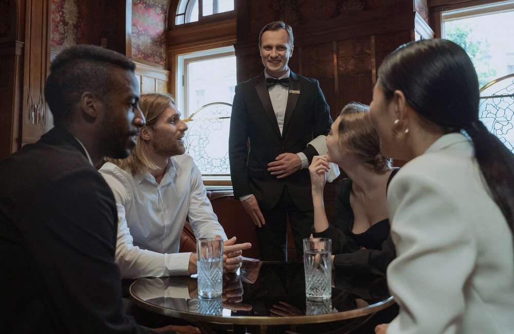 how to welcome a customer in a restaurant