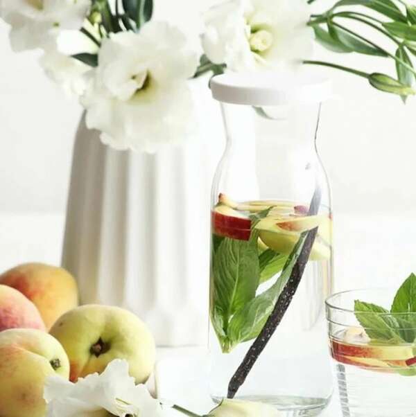 LAV FON856, 23.75 Oz Fonte Glass Carafe with White Lid