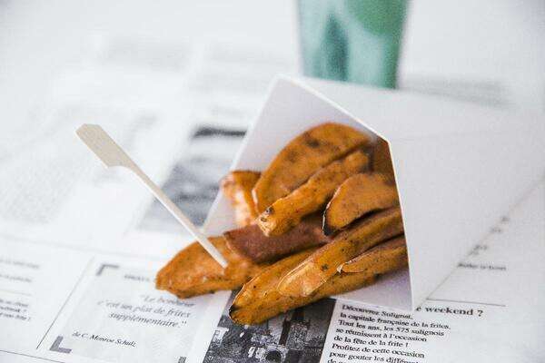 PacknWood 210CONFR1WH, 5 Oz White Paper Cones with Built-in Dipping Sauce Compartment, 500/CS